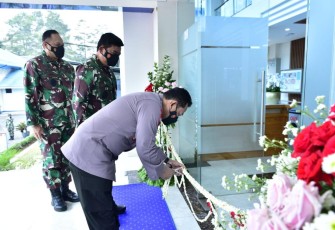 Panglima TNI Marsekal Hadi Tjahjanto bersama Kapolri Jenderal Listyo Sigit Prabowo meresmikan perpustakaan Widyasana. 