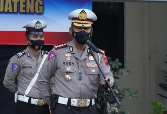 Dirlantas Polda Jateng Kombes Pol M. Rudy Syafirudin, SIK, SH saat Apel Sosialisasi program WBK (Wilayah Bebas Korupsi) dalam menuju WBBM (Wilayah Birokrasi Bebas Melayani) yang dilaksanakan di Halaman Mako Ditlantas Polda Jateng, Selasa (25/05/2021).  