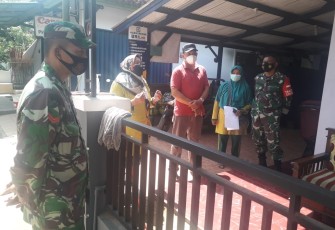 Babinsa Koramil 11/Warungasem mendampingi Tim Contact Tracing dari Puskesmas Warungasem melaksanakan tracing warga terkonfirmasi positif Covid -19 dan kontak erat di Desa Sawahjoho, Kecamatan Warungasem, Kabupaten Batang, Jumat (28/5/21)