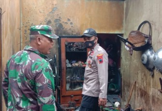 Babinsa Koramil 02/Limpung langsung meninjau lokasi kebakaran 