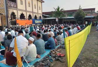 Masyarakat melaksanakan Sholat Id di pelataran Masjid  Al- Huda Weleri, Kamis 13/5/2021