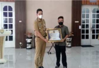  Bupati Kendal, Dico M Ganinduto menerima sertifikat dan piagam yang diraih oleh Jefri di tingkat internasional di Paringgitan Kendal, Senin (10/5/2021).