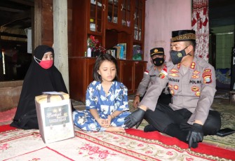 Kapolres Karimun Kunjungi Anak Korban Laka Lantas dan Berikan Bakti Sosial