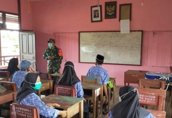 Peduli Pendidikan, Babinsa Ramil 1206 - 08/ Bunut Hilir Bantu Mengajar Siswa Siswi di Pedalaman