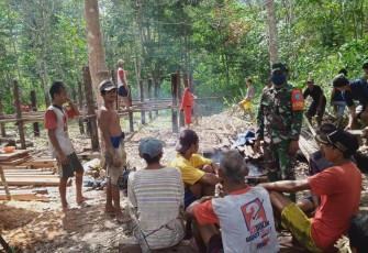 Manunggal Dengan Rakyat, Babinsa 1206 - 01/Embaloh Hilir Bantu Warga Bangun Rumah