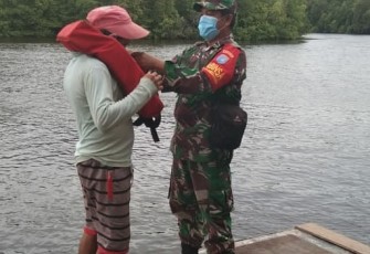 Waspada Saat Melaut, Babinsa Banjarsari, Kodim 1203/Ktp Sampaikan Himbauan Melalui Komsos