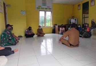 Babinsa Koramil 1206-18 / Puring Kencana Melaksanakan Komsos Sekaligus Memberikan Himbauan Kepada Warga Agar Tetap Mematuhi Protokol Kesehatan
