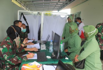 Persit KCK Cabang XLII Kodim 1016 Palangka Raya Jalani Vaksinasi Covid-19 Dosis Pertama