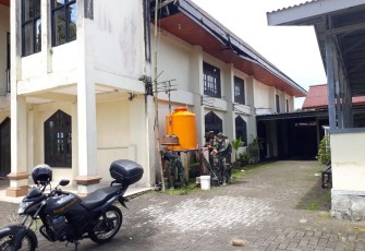 Personil satgas TMMD saat bantu warga cat rumah ibadah