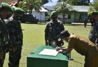 Penandatanganan naskah yang di saksikan oleh walikota Bitung bersama Danrem 131/Stg