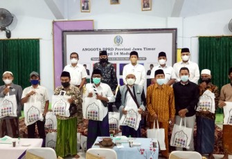 Anggota DPRD Jatim Dapil XIV Bagikan Vitamin ke Masyarakat Bangkalan 