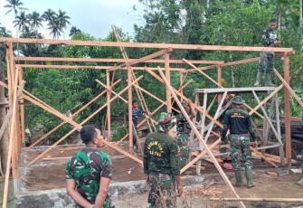 Rumah tidak layak huni yang di kerjakan oleh satgas TMMD kodim Bitung