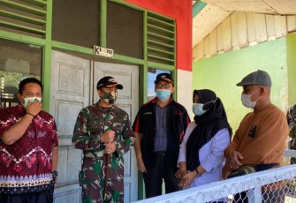 Dandim 0423 Letkol Agung P Saksono didampingi Kepala Dinas Pendidikan Agus Hariyanto dan Kades Lebong Tandai Supriyadi B memantau rehab gedung SD 61