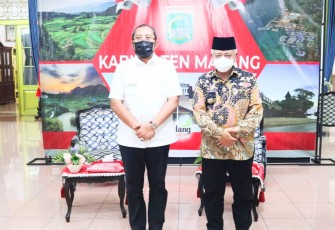 Wakil Ketua DPRD Jatim Sahat Tua Simanjuntak  Foto Bersama 