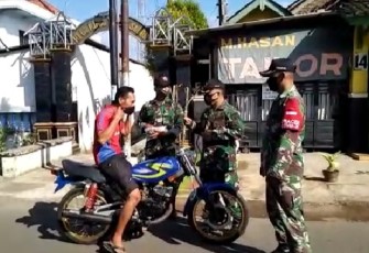 Satuan petugas Covid- 19 terus melakukan pencegahan penyebaran virus,   seperti Koramil 01/Subah menggelar operasi yustisi di Jalan Desa Gunungsari,  Desa Subah, Kecamatan Subah, Kabupaten Batang, Jawa Tengah, Selasa (1/6/21)