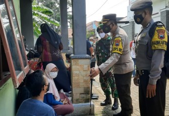 Kapolres Pekalongan Kota AKBP M Irwan Susanto, S.I.K, SH, MH bersama dengan Forkopimda melaksanakan  pemantuan langsung Tracking dan Swab warga Kelurahan Bandengan dan Kelurahan Padukuhankraton Kecamatan Pekalongan Utara, yang kontak erat dengan warga yang terkonfirmasi positif Covid-19, Kamis (3/06/2021) siang.