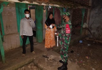 Patroli malam Babinsa secara door to door datangi warga dengan membagikan masker gratis yang dilaksanakan di Desa Binaan, Desa Kebumen, Kecamatan Tulis, Kabupaten Batang, Jumat (4/6/21) malam.