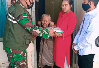 Babinsa koramil jajaran Kodim 0617/Majalengka secara door to dor kepada warga masyarakat yang benar - benar berhak menerima bantuan tersebut.
