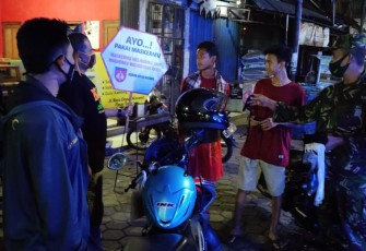 Babinsa Koramil 06/Tersono Peltu Arifin dan satu orang Babinsa melaksanakan PPKM Mikro dengan menghimbau serta membagikan masker kepada masyarakat disepanjang Jalan Raya Komplek Pasar Tersono, Kecamatan Tersono, Kabupaten Batang, pada minggu (6/6/21) malam.