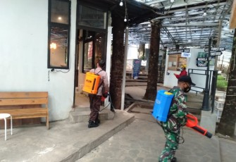 Sterilisasi Virus Covid-19 terus dilakukan Satgas PPKM Mikro dengan menyemprotkan cairan disinfektan di pemukiman, tempat wisata, tempat ibadah dan Gedung Pendidikan Anak Usia Dini (PAUD) Desa Kembang Langit, Kecamatan Blado, Kabupaten Batang, Rabu (9/6/21)