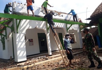 Kehadiran Babinsa di tengah - tengah masyarakat wujudkan kebersamaan dalam membantu warga, Peltu Kusdiyanto bersama anggota   Koramil 12/Tulis melaksanakan kerja bakti merenovasi Mushola Nurul Hikmah, Desa Jolosekti, Kecamatan Tulis, Kabupaten Batang, pada Jumat (11/6/21)