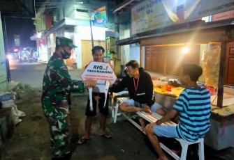 Batuud Peltu Arifin bersama rekan Babinsa menghimbau masyarakat tetap mematuhi protokol kesehatan dan membagikan masker disekitaran komplek Pasar Tersono, Kecamatan Tersono, Kabupaten Batang, Minggu (13/6/12) malam. 