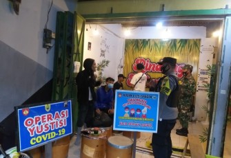 Anggota Koramil 07/Ngrampal bersama Anggota Polsek Ngrampal  melaksanakan kegiatan Patroli dalam rangka Penegakan PPKM