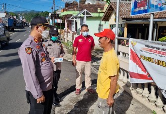 Kapolsek Limbangan IPTU Rasban S.H. beserta jajarannya laksanakan operasi Yustisi dalam rangka pencegahan dan pengendalian Covid 19 di depan Mapolsek Limbangan pada hari Rabu 16/6/2021.