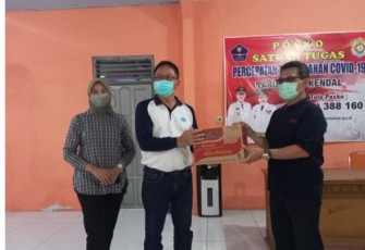 Direktur Utama PDAM Kendal menyerahkan bantuan kepada Sunanto kepada Sekda Kendal, Moh Toha, S.T., MSi. di Aula BPBD Kabupaten Kendal Minggu (12/05/2021).