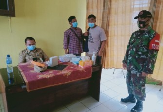 Babinsa Sertu Purwanto melaksanakan pendampingan sekaligus monitoring serta turut membantu jalannya vaksinasi jenis Sinovac pada dosis pertama untuk para pedagang di Bawang Kabupaten Batang 