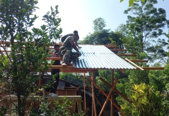 Rumah milik opa Daniel yang bawdang di kerjakan oleh satgas TMMD kodim Bitung