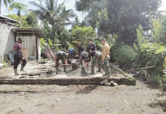 Foto Personil Satgas TMMD ke 111 bergotong royong bangun rumah warga