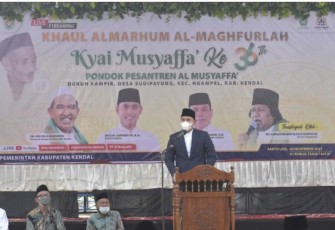 Bupati Kendal saat memberikan sambutan dalam acara Haul Almarhum Al - Maghfurloj Kyai Musyafga' ke 36, Sabtu 5/11/2021