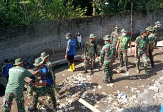 SATGAS TMMD TETAP SEMANGAT DAN JAGA PROKES SAAT BANGUN TALUD