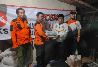 relawan PKS sudah membagi makanan siap saji sebanyak 650 paket yang disebar di 15 titik