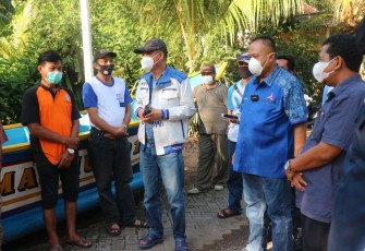 Anggota DPRD Jatim dokter Agung Mulyono Menyerahkan 2 Bantuan Kapal Kepada Nelayan 