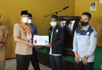Gubernur Bengkulu Rohidin Mersyah menyerahkan secara simbolis Zakat berupa beasiswa untuk mahasiswa dan pelajar serta Yayasan di Kantor BAZNAS Provinsi Bengkulu