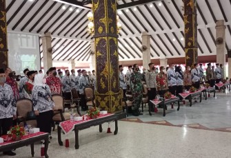 Jajaran pengurus Persatuan Guru Republik Indonesia (PGRI) Kabupaten Malang, selenggarakan gebyar peringatan HUT ke-76 PGRI, Hari Guru Nasional dan hari Aksara Internasional tahun 2021, di Pendopo Pringgitan Kabupaten Malang