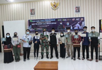 Memperingati Hari Guru Nasional ke 76 Tahun 2021, Komandan Distrik Militer (Kodim) 1016 Palangka Raya bersama Aksi Cepat Tanggap Provinsi Kalimantan Tengah membagikan paket sembako kepada sejumlah Guru Honorer di Kota Palangka Raya, yang diadakan di Aula Makodim 1016 Palangka Raya