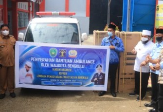 Walikota Serahkan 1 Unit Ambulans dan 2 Show Case