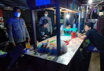 Perketat PPKM Polsek Weleri Laksanakan Penindakan Jam Operasional Pertokoan dan Pedagang