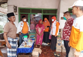 Ketua DPW PKS Jatim Irwan Setiawan berkunjung ke beberapa posko pengungsi