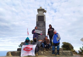 Sejumlah pendaki sedang berada di kawasan Hargo Dumilah atau Puncak Gunung Lawu. (Foto : Istimewa)