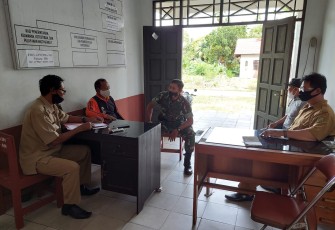 Babinsa Koramil 1016-02/Bukit Batu, Kodim 1016/Palangka Raya mendampingi Lurah setempat dalam mediasi sengketa lahan yang berada di Jalan cilik riwut km. 36 RT. 005/002 Kelurahan Tangkiling, kecamatan Bukit Batu