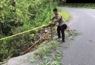 Jalan Ambruk, Polres Lebong Himbau Pengguna Jalan Berhati – Hati