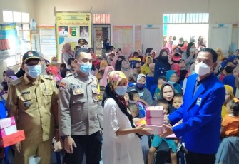 Ketua DPD PAN Bagikan Makanan Tambahan Ibu Hamil Dan Balita