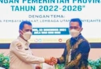 Gubernur Kepulauan Riau H. Ansar Ahmad bersama Ketua Baznas Kepri H. Arusman Yusuf menyerahkan Surat Keputusan (SK) Gubernur Kepri tentang Pengurus Unit Pengumpul Zakat (UPZ) 
