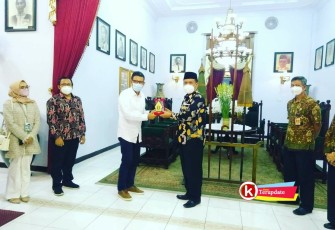 Sekda Kabupaten Blitar Izul Marom (dua dari kanan) Serahkan Cinderamata ke Direktur Wilayah IV BKPM Yos Harmen.