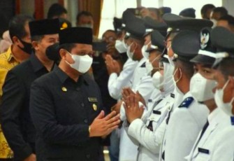 Bupati Sumedang  Melantik 89 Kepala Desa Sekaligus Memberikan Ucapan Selamat, Bertempat Di Gedung Negara