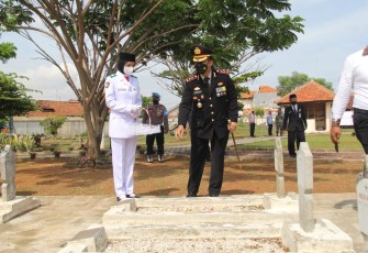 Kapolres Kota Pekalongan laksanakan Ziarah dan tabur bunga. Rabu 10/11/2021